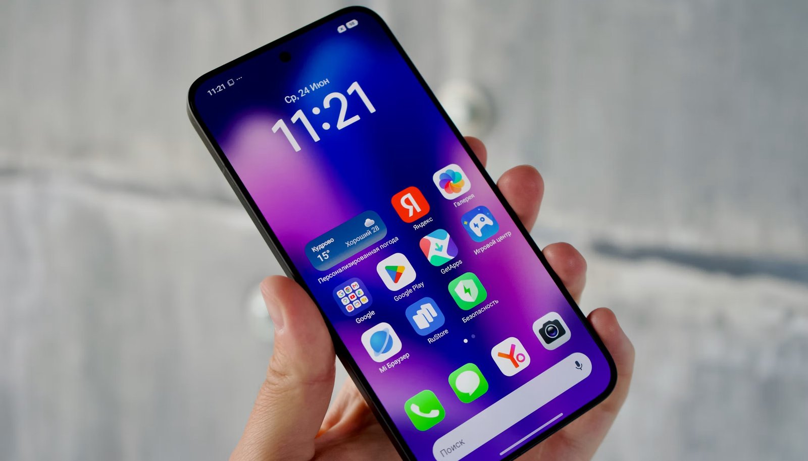 Hand holding a smartphone to update SASSA SRD grant contact details